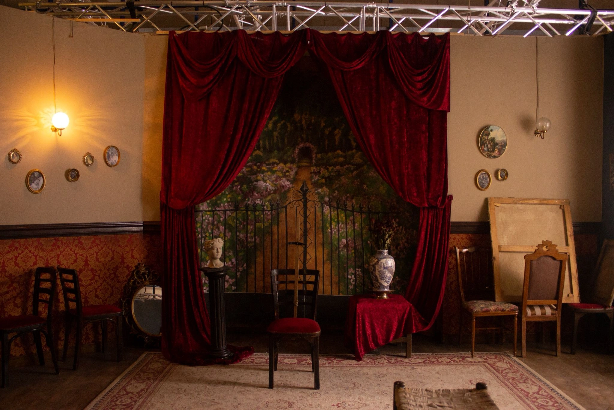 El fósforo en los ojos — decorado 2